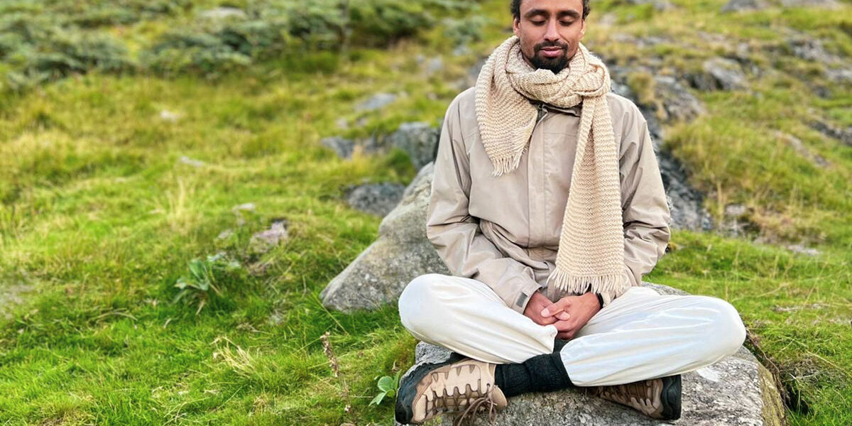 1200-Moringo-meditating